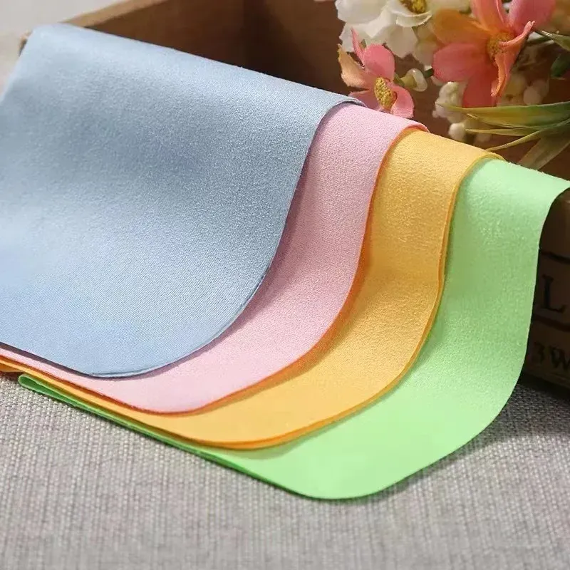 Chiffon de nettoyage en microfibre en situation d'utilisation