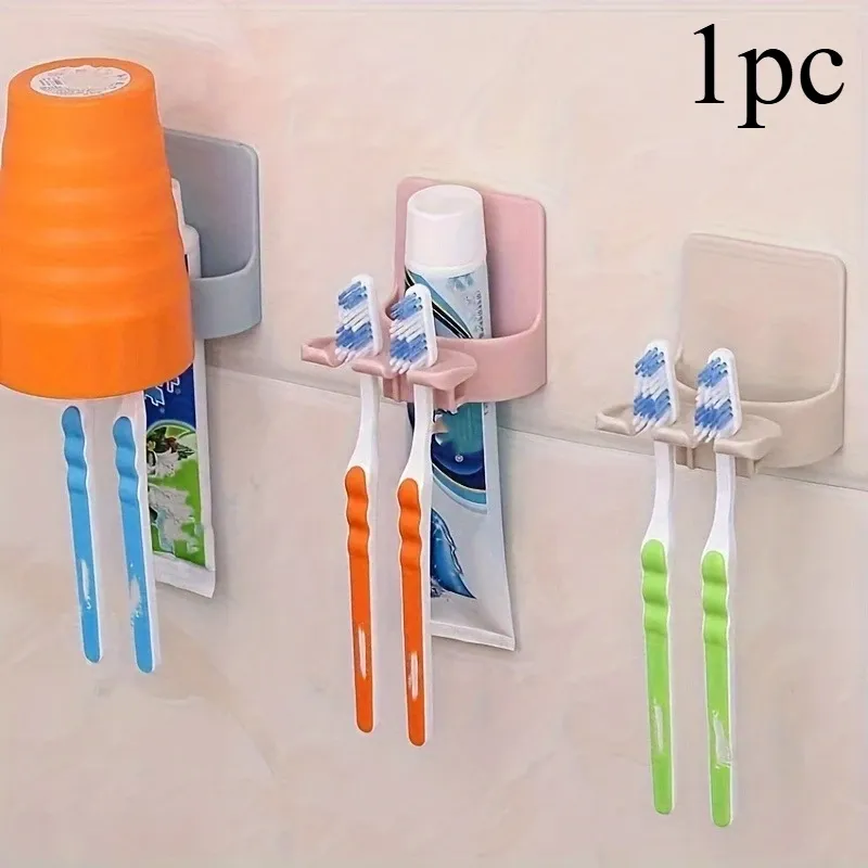 Support mural pour brosses à dents installé dans une salle de bain élégante