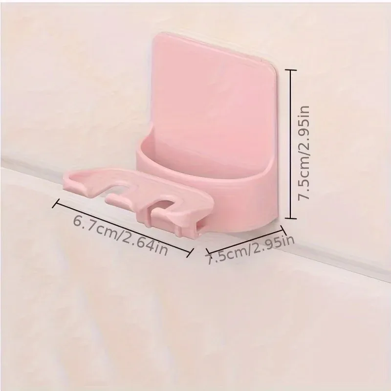 Support pour brosses à dents dans une salle de bain lumineuse