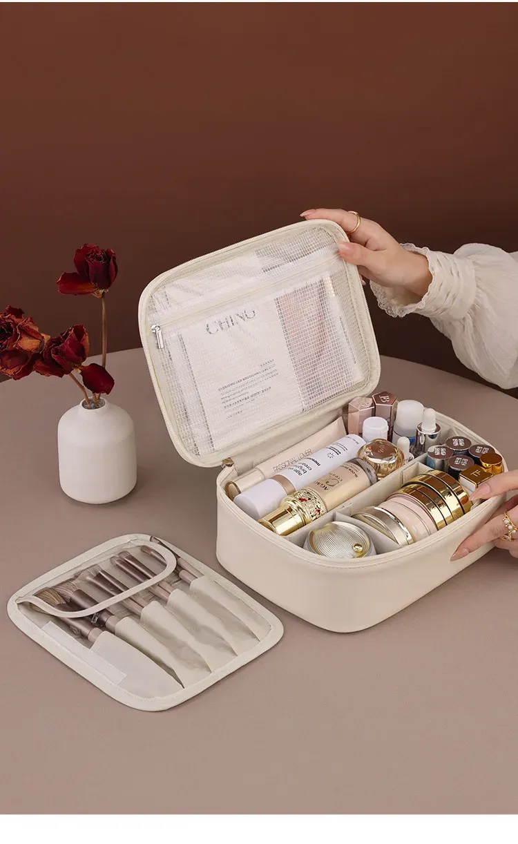 Trousse de toilette pour femme en détail