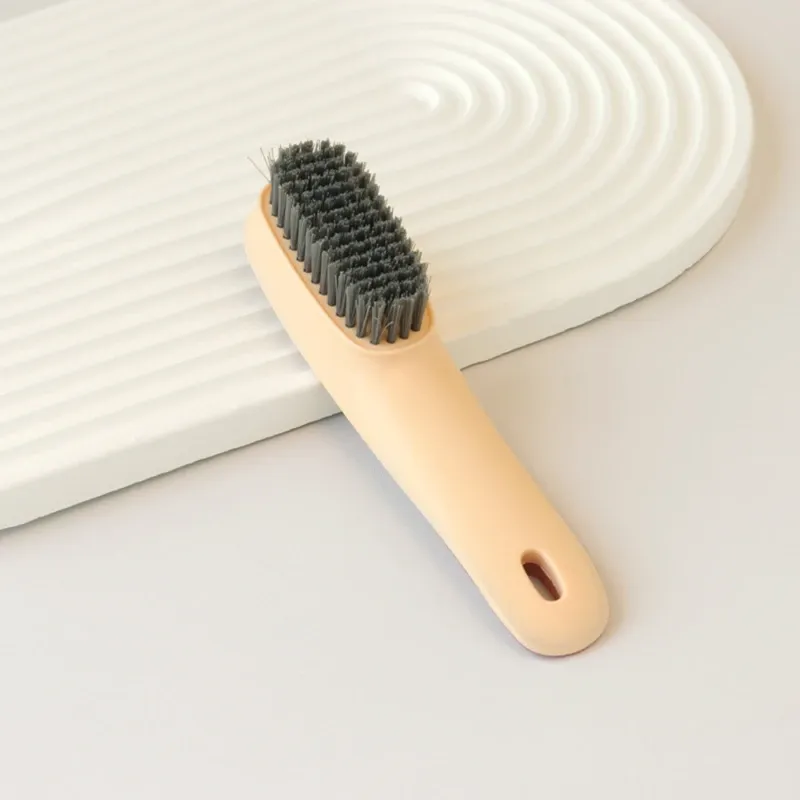 Brosse de nettoyage, utilisation sur chaussures