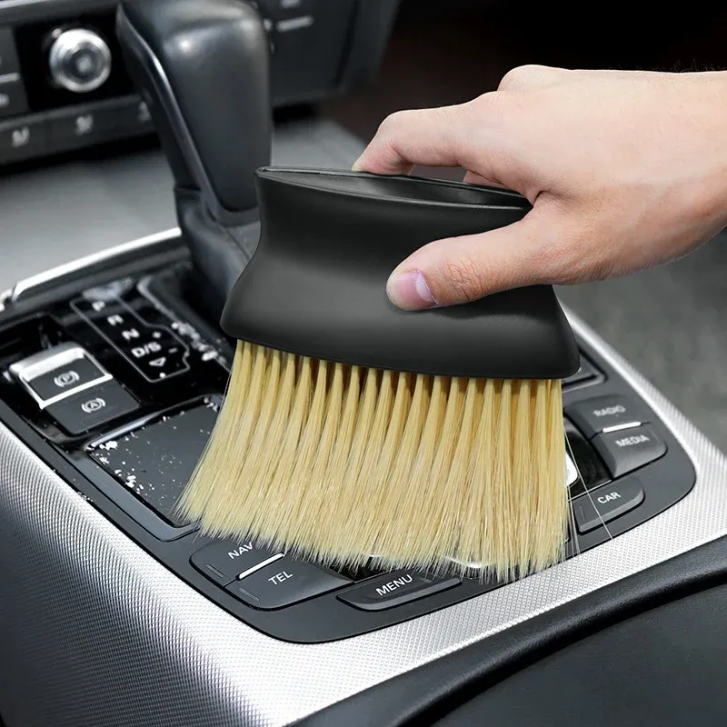 Brosse d'entretien automobile en situation