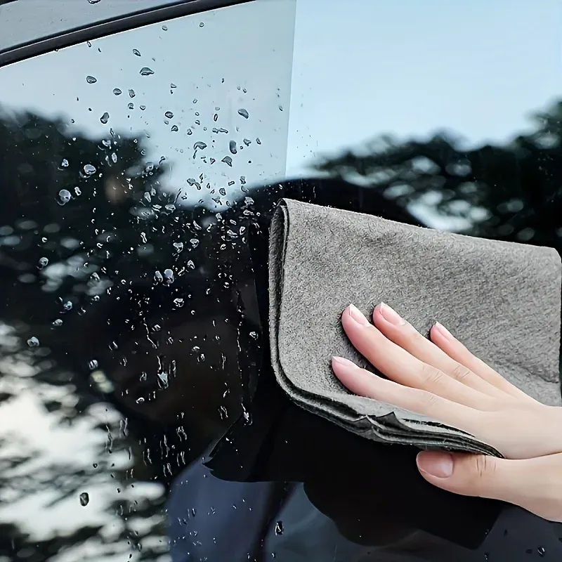 Chiffons de nettoyage utilisés sur une fenêtre
