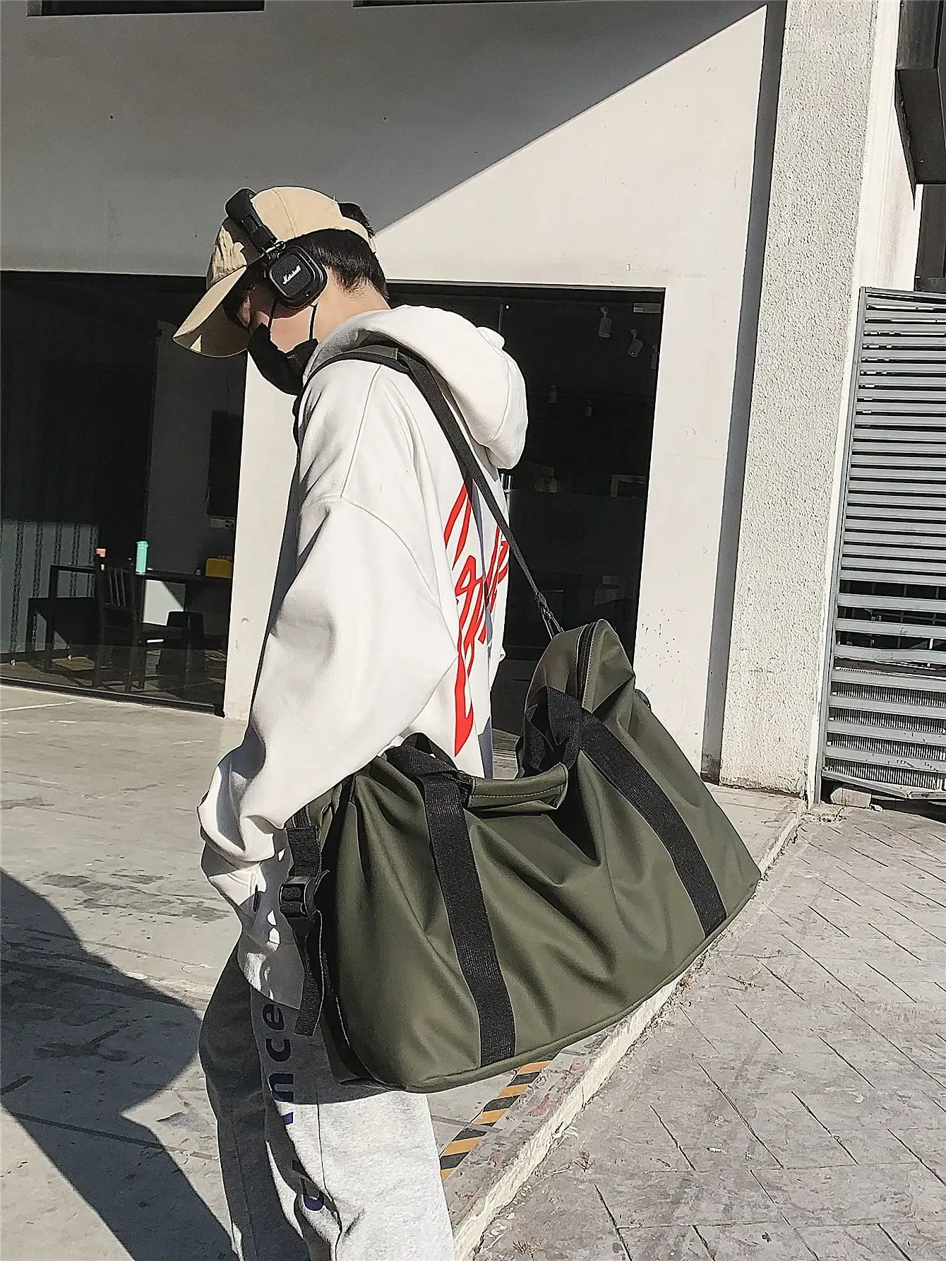 Sac de voyage et de sport au design épuré
