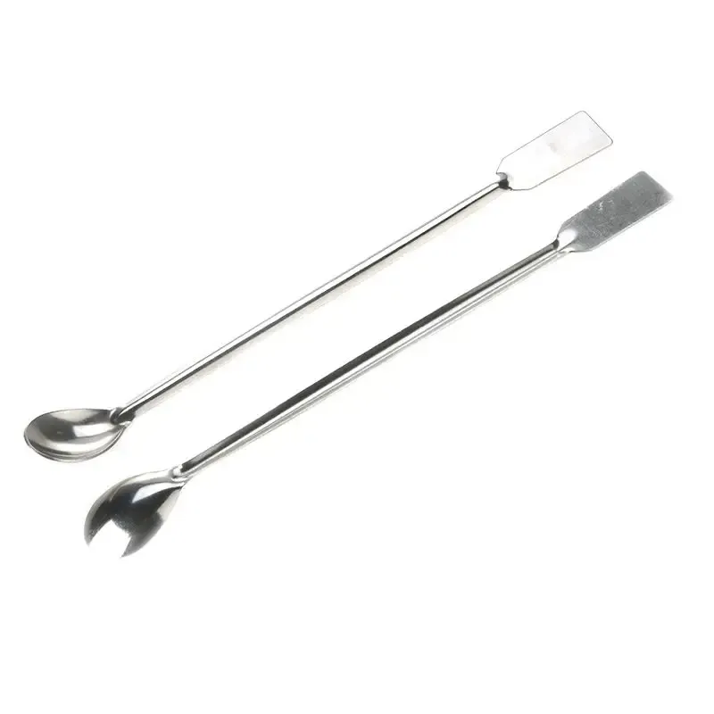 Spatule-cuillère de laboratoire en situation d'utilisation