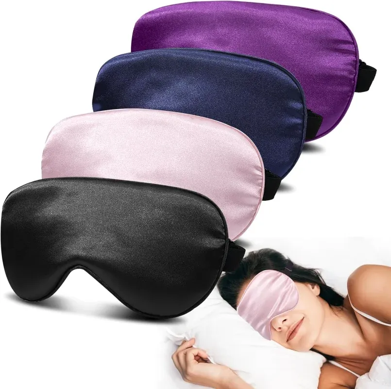 Masque de sommeil en soie douce posé avec élégance