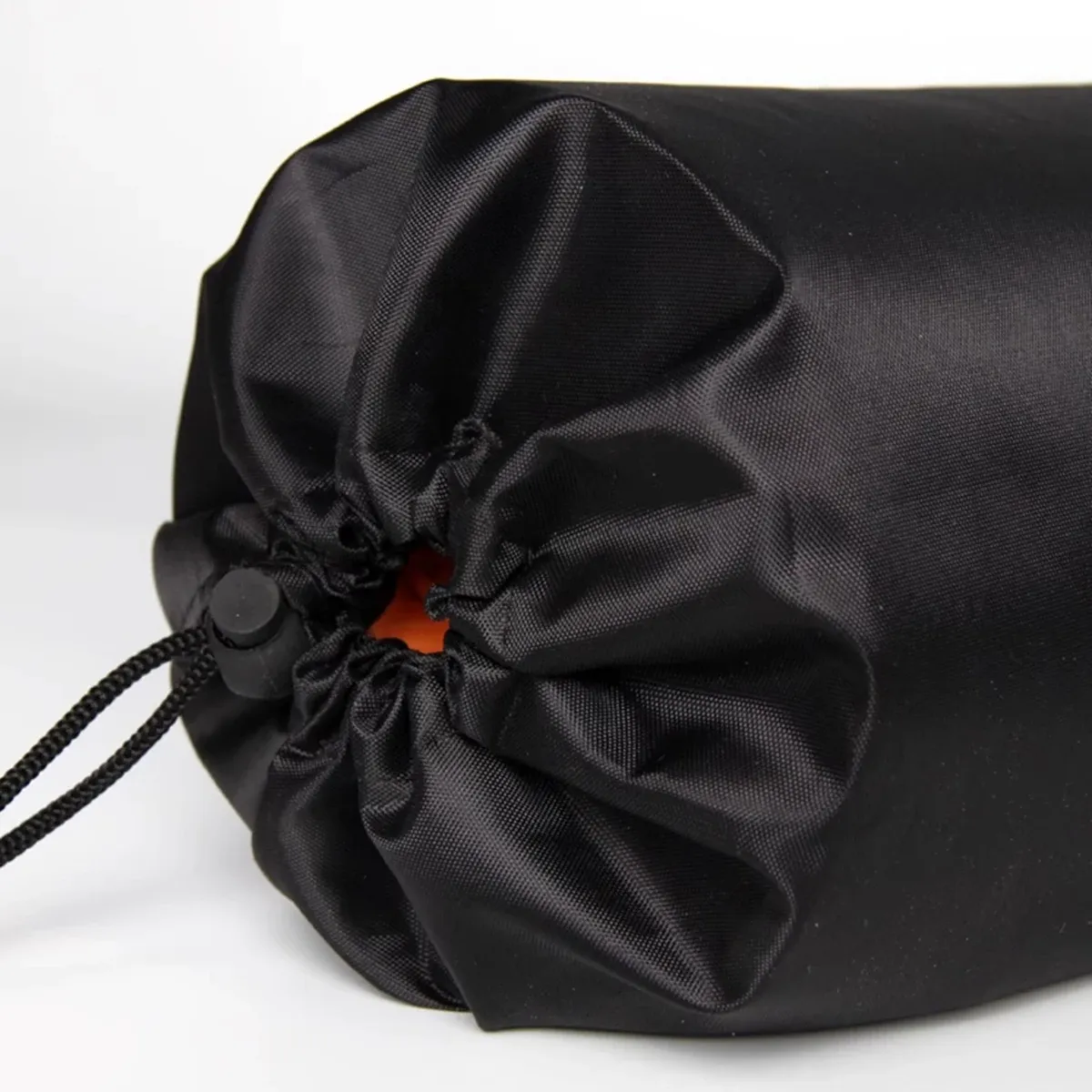 Sac de rangement en maille pour tapis de yoga, en situation