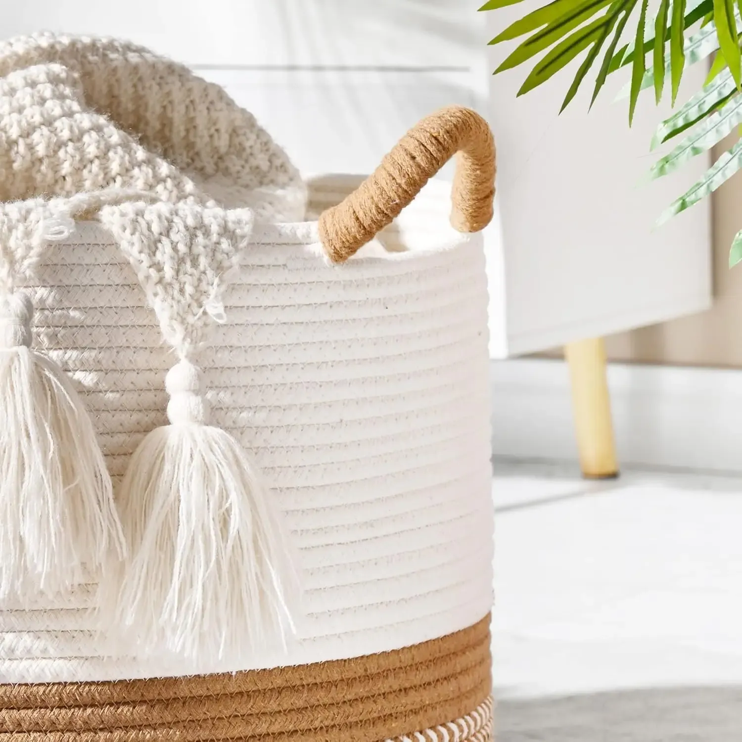 Panier à couverture placé dans une chambre d'enfant