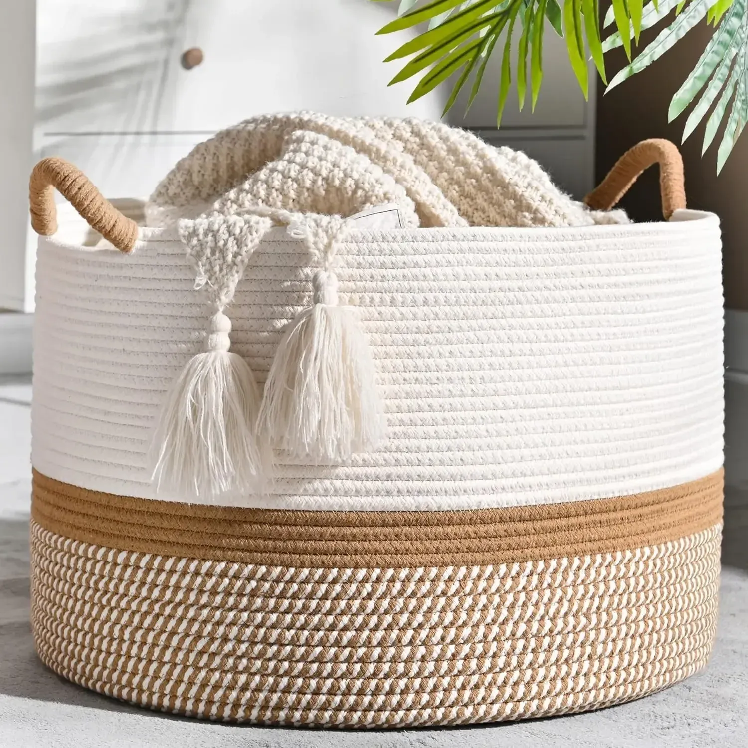 Grand panier à couverture en corde de coton dans un salon lumineux