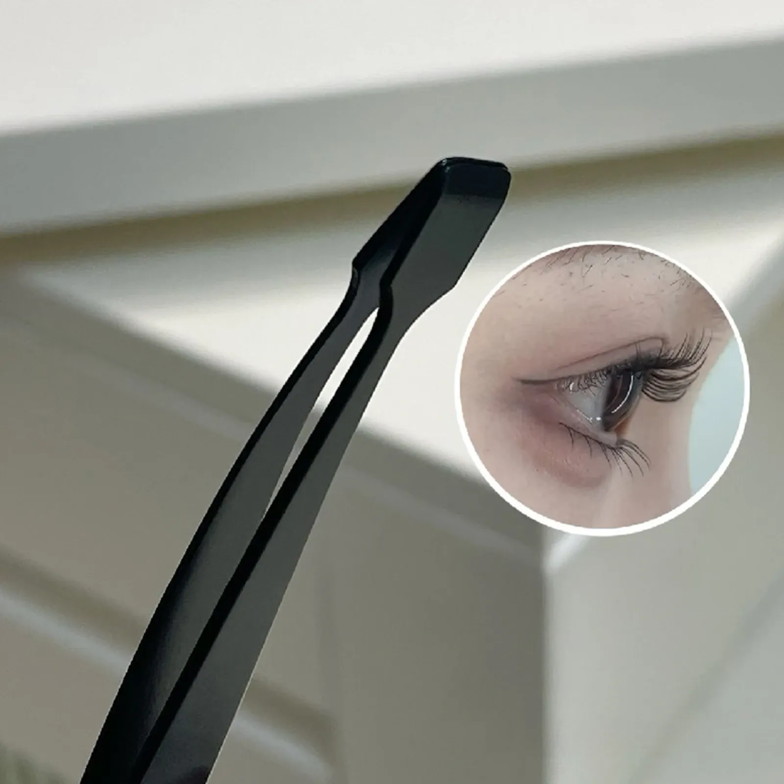 Pince à faux-cils inférieurs, vue de profil
