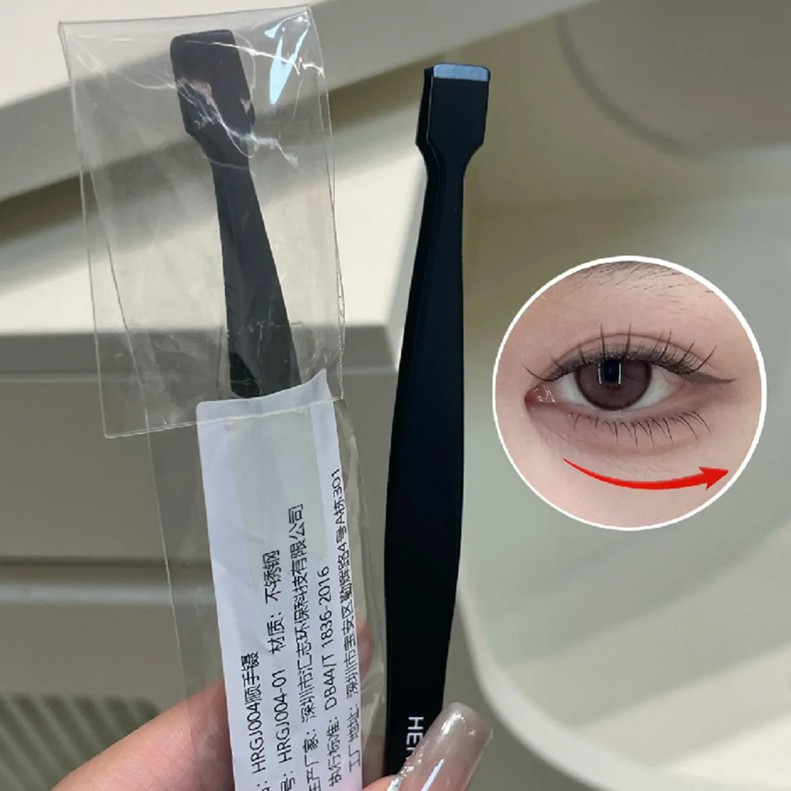 Détail de la pince à faux-cils en acier inoxydable