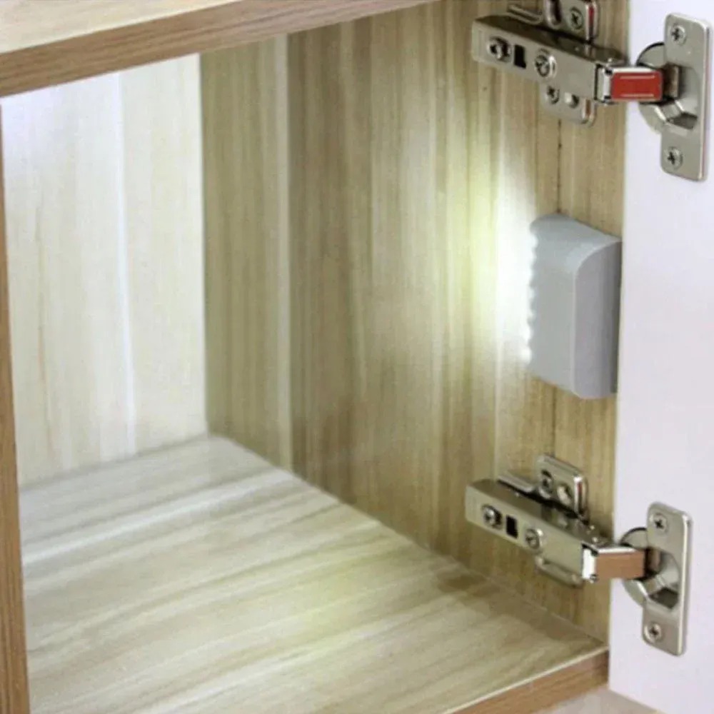 Lampe LED installée dans une penderie