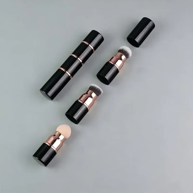 Mini pinceaux de maquillage dans une trousse de voyage