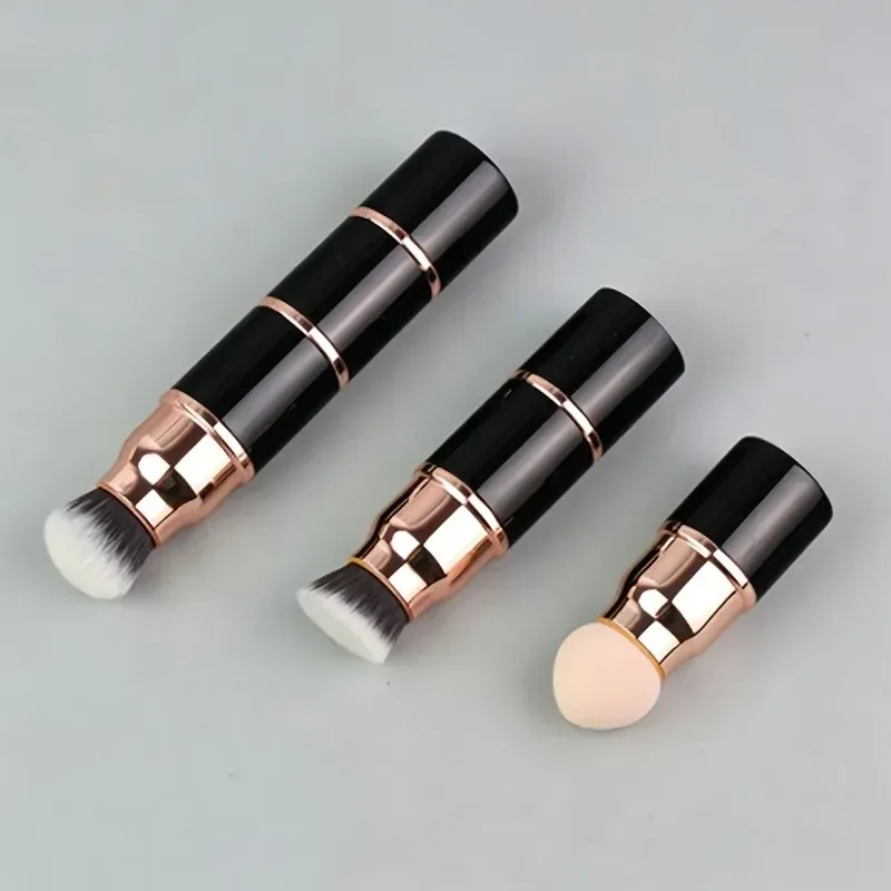 Pinceau de maquillage utilisé pour appliquer le fond de teint