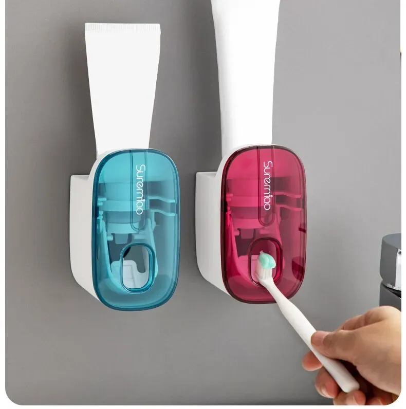 Gros plan sur le distributeur de dentifrice mural