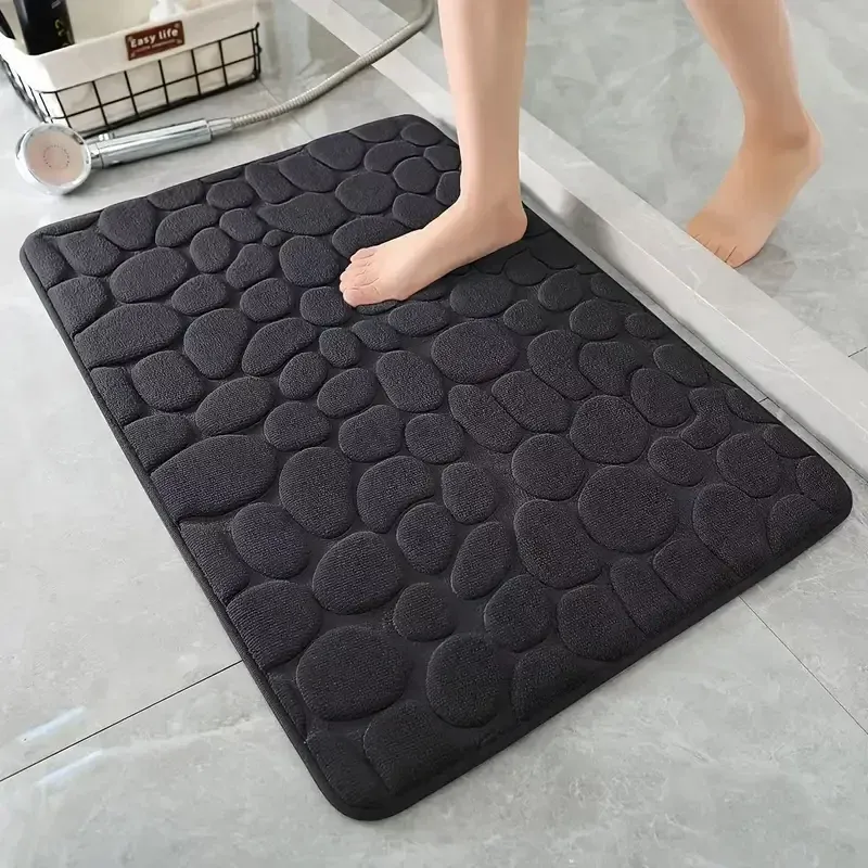 Détail de la texture en relief du tapis de bain
