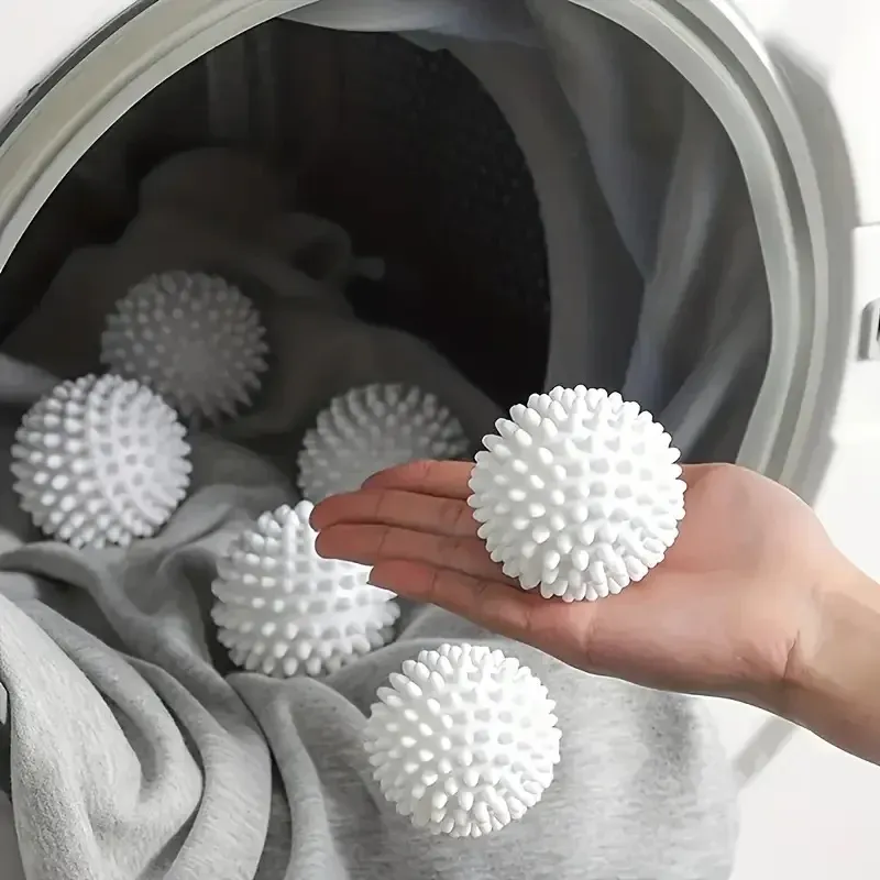 Boules à linge dans un tambour de machine à laver