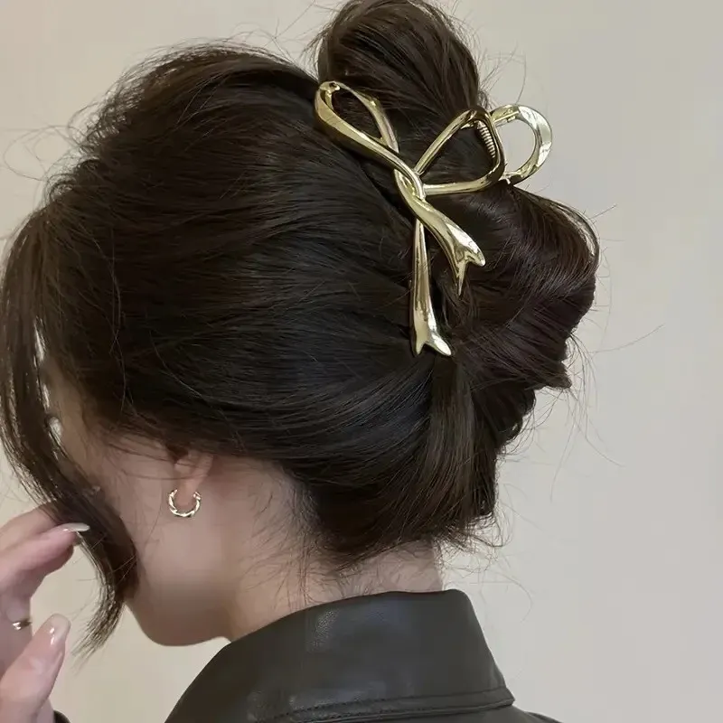 Pince à cheveux punk argentée en situation