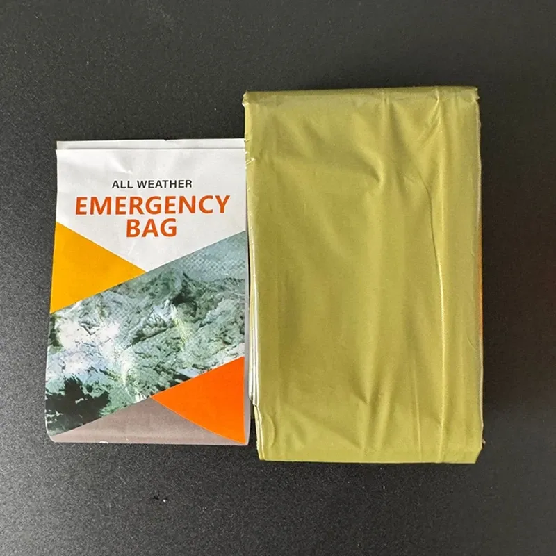 Sac de couchage d'urgence en situation