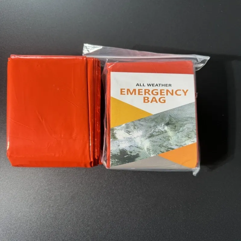 Sac de couchage d'urgence en Mylar thermique, couverture de survie : bivouac léger, imperméable et portable pour le camping et la randonnée 17