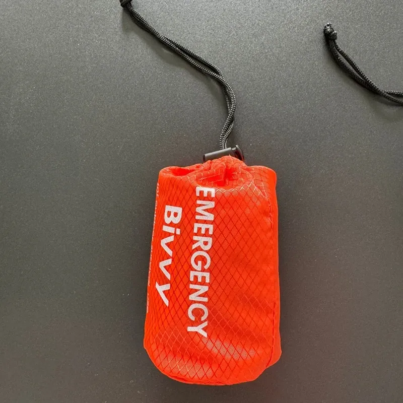 Sac de couchage d'urgence en Mylar thermique, couverture de survie : bivouac léger, imperméable et portable pour le camping et la randonnée 16