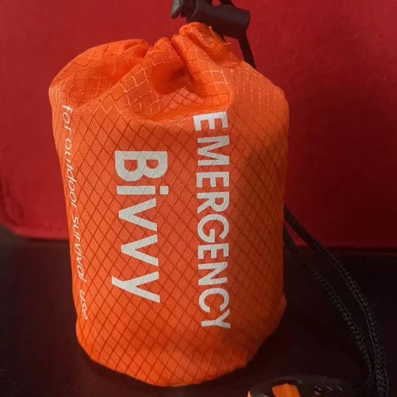 Sac de couchage d'urgence en Mylar thermique, couverture de survie : bivouac léger, imperméable et portable pour le camping et la randonnée 8