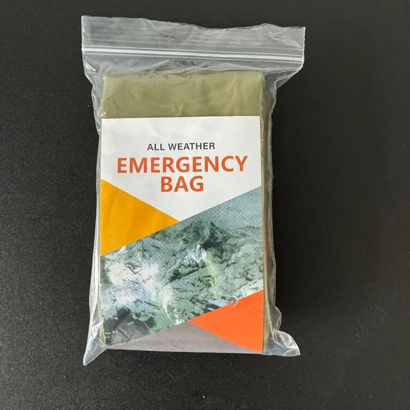 Sac de couchage d'urgence en Mylar thermique, couverture de survie : bivouac léger, imperméable et portable pour le camping et la randonnée 7