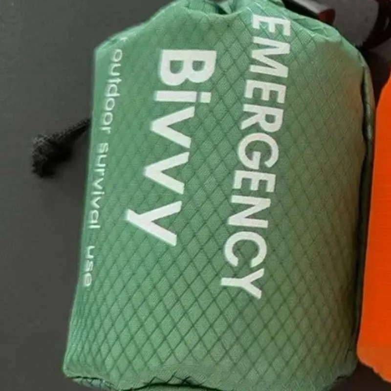 Sac de couchage d'urgence en Mylar thermique, couverture de survie : bivouac léger, imperméable et portable pour le camping et la randonnée 10