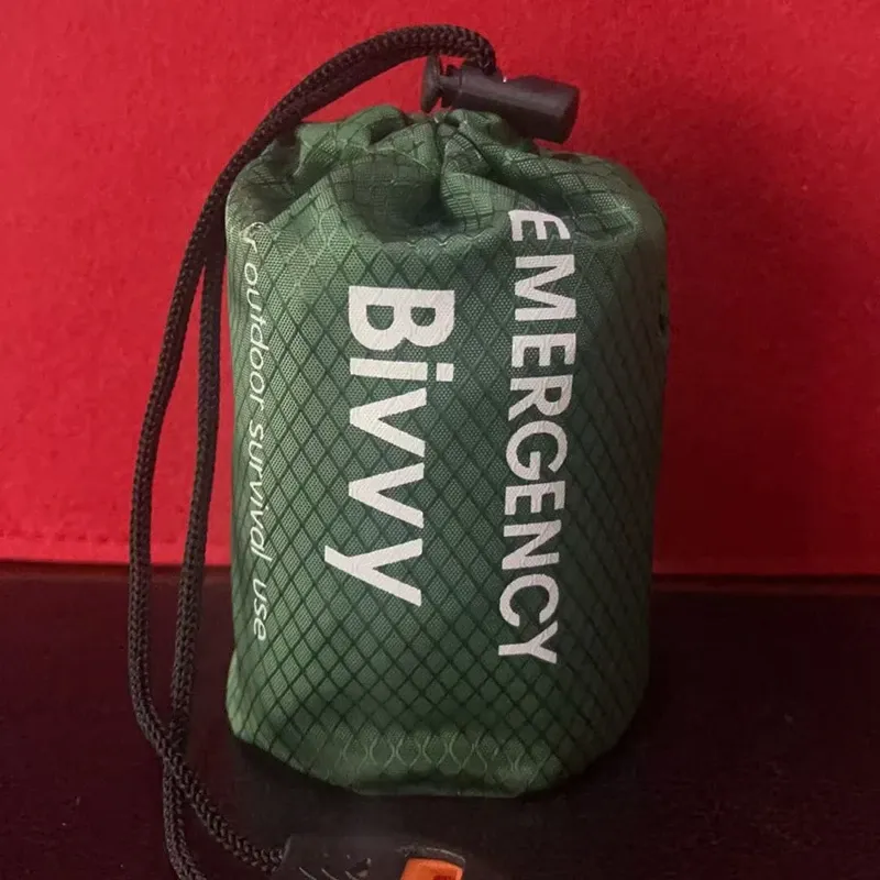 Sac de couchage d'urgence en Mylar thermique, couverture de survie : bivouac léger, imperméable et portable pour le camping et la randonnée 9