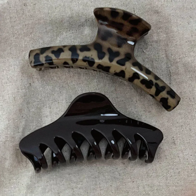 Détail des pinces à cheveux géométriques léopard