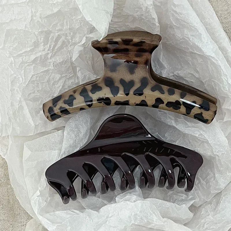 Accessoire de coiffure léopard en forme de requin