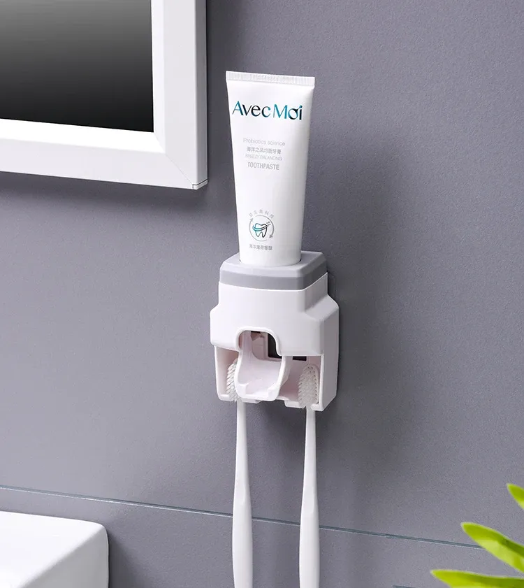 Distributeur de dentifrice installé sur un mur