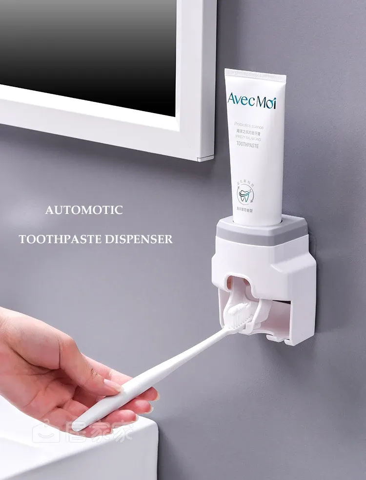 Distributeur de dentifrice dans une salle de bain