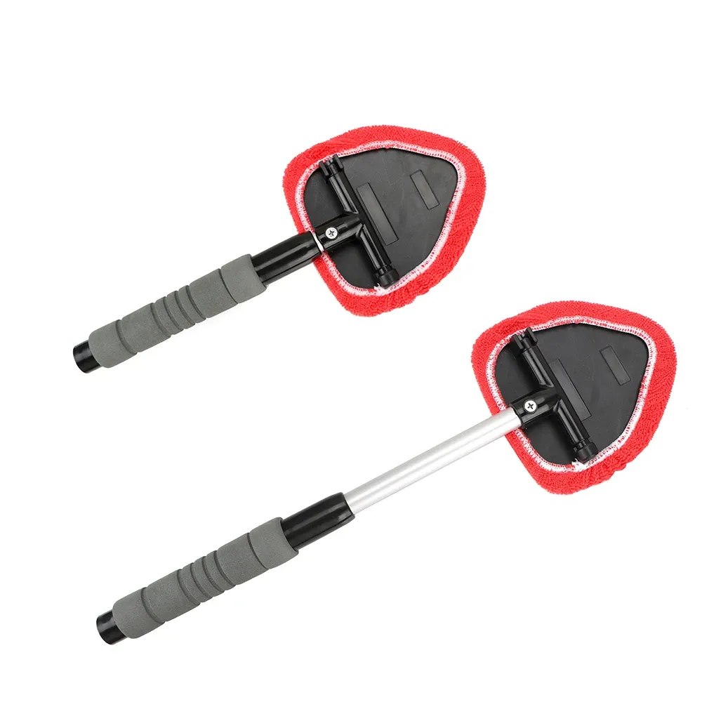 Brosse anti-buée télescopique pour pare-brise en situation d'utilisation