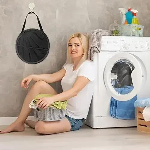 Panier à linge déployé dans une salle de bain