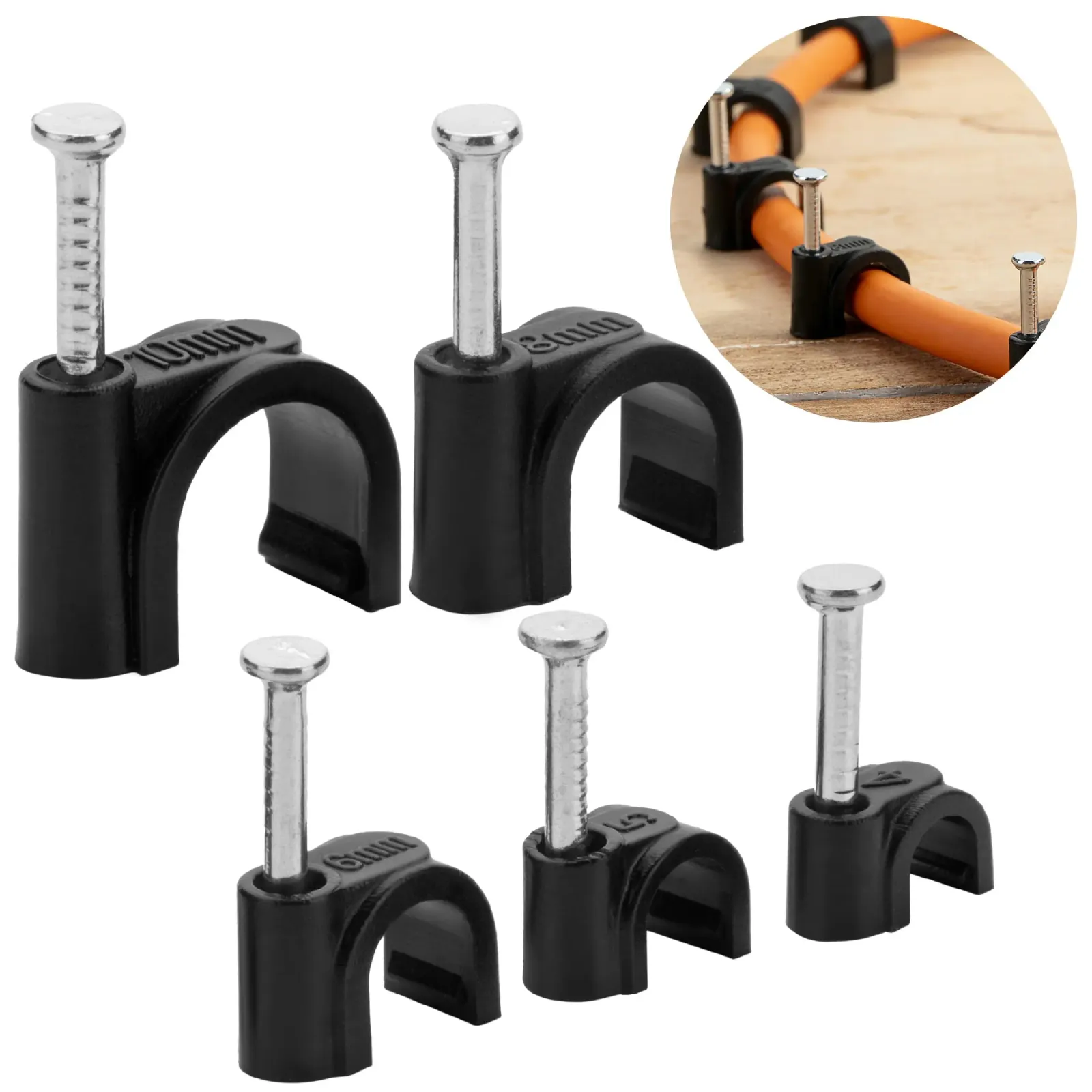 Attaches-câbles noires à clouer installées sur un mur