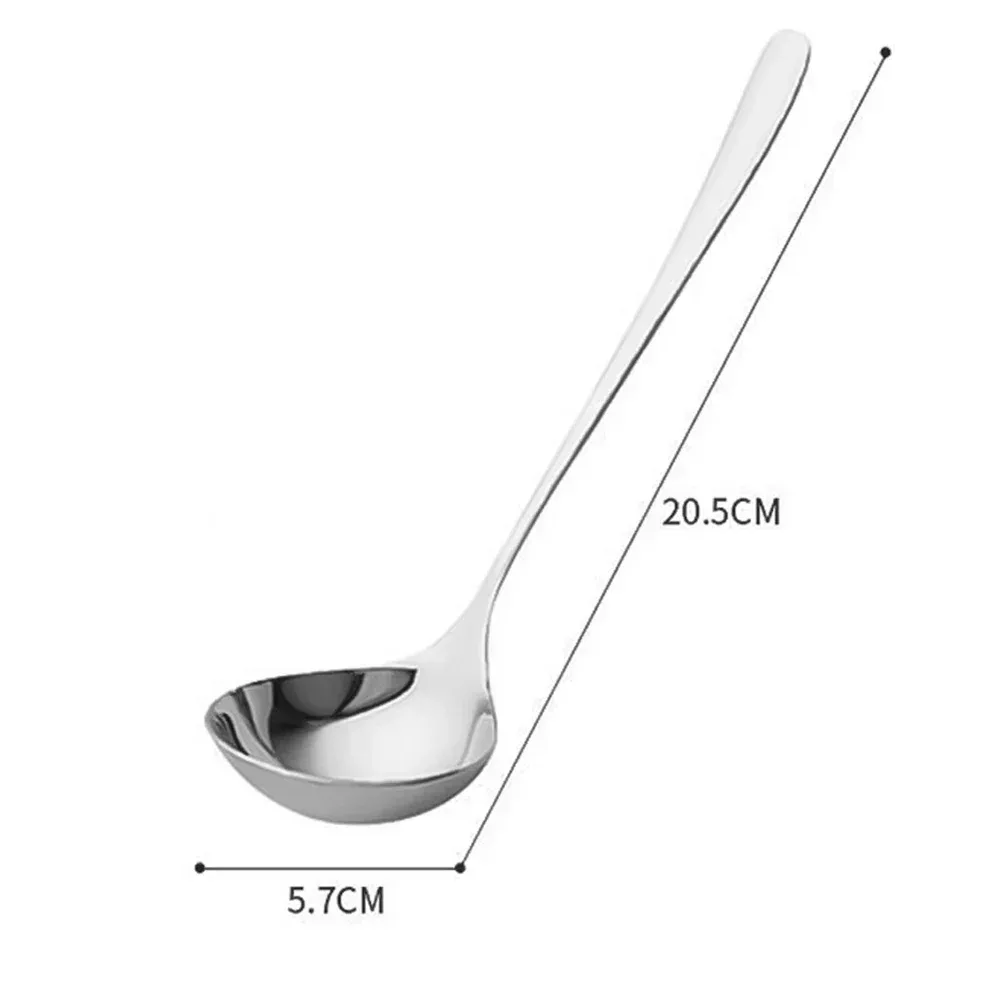 Cuillère à soupe à long manche, finition soignée