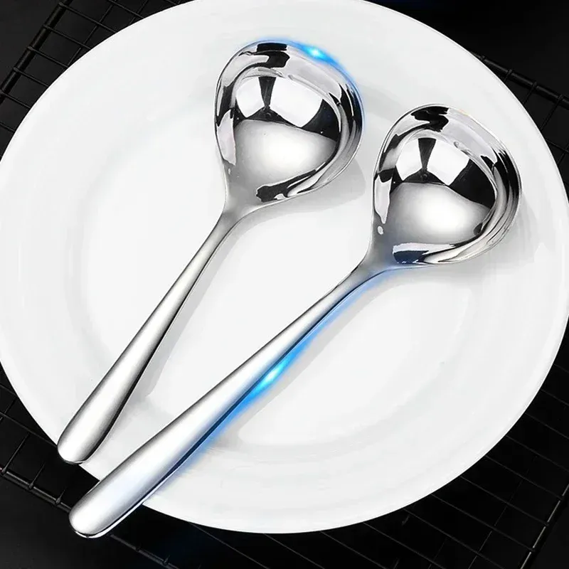 Cuillère en acier inoxydable en situation de cuisson
