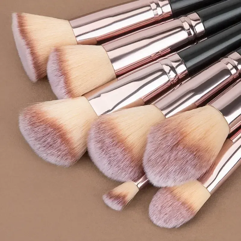 Pinceau de maquillage pour application du fond de teint
