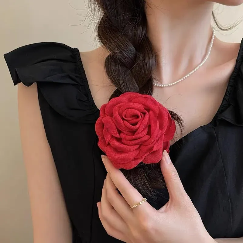 Accessoire cheveux fleur rose porté au quotidien