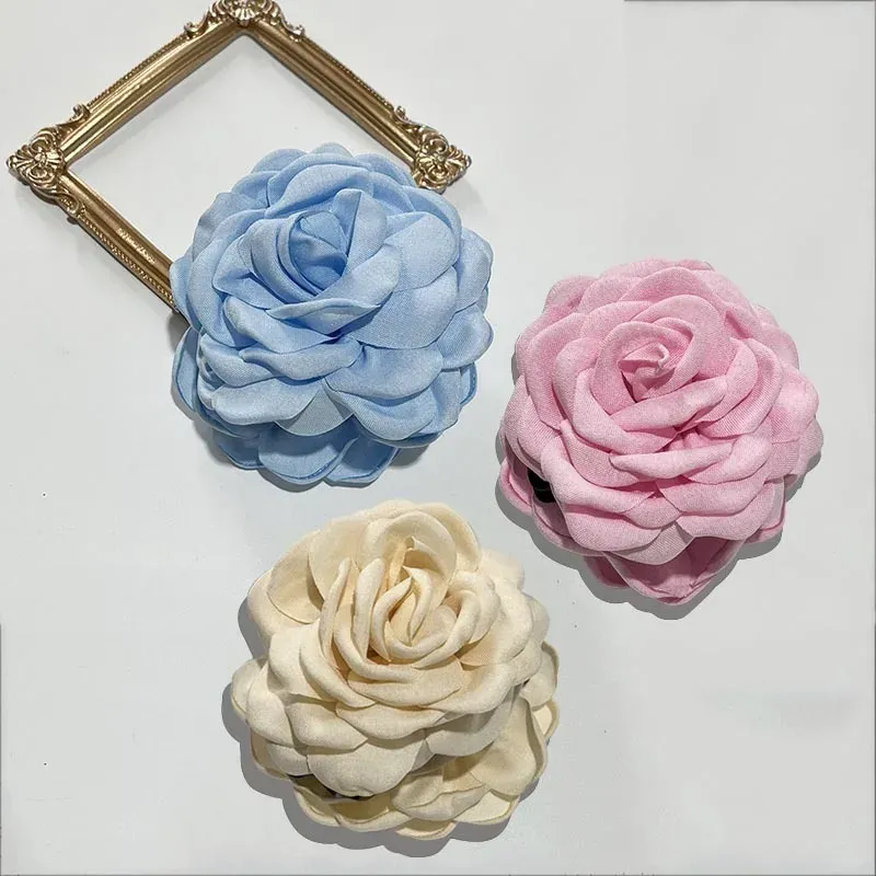 Accessoire cheveux fleur rose, mise en valeur