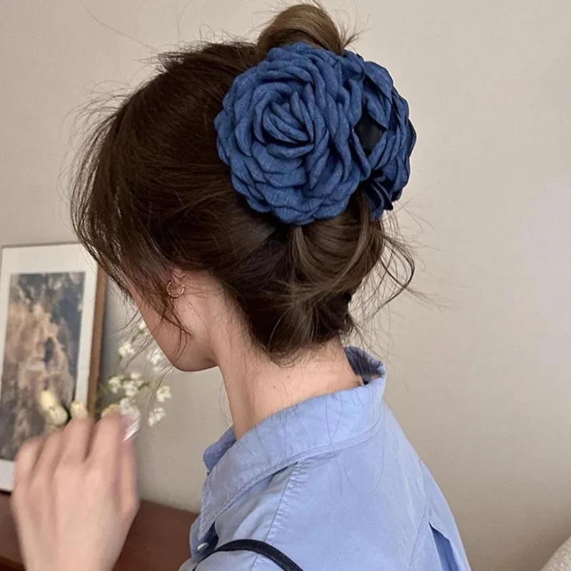 Pinces à cheveux fleur rose, vue rapprochée