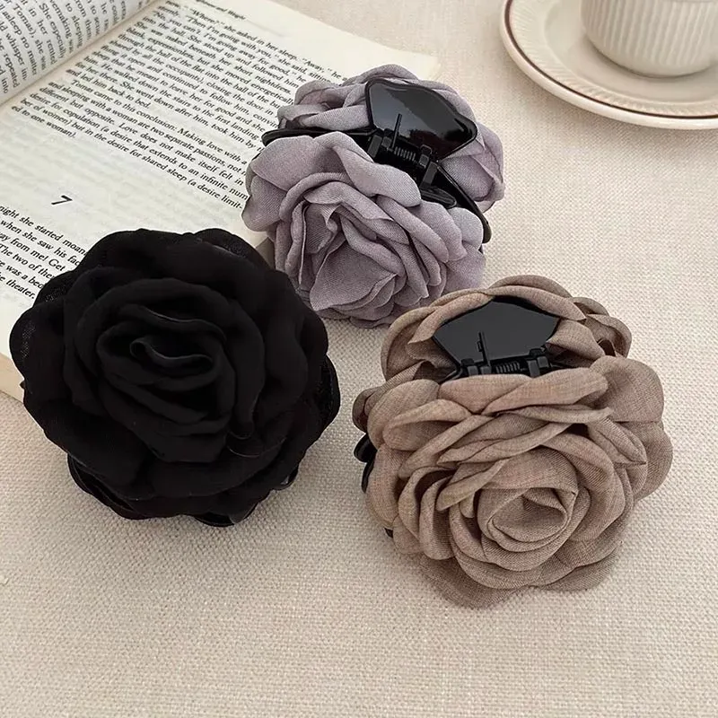 Pinces à cheveux fleur rose en situation