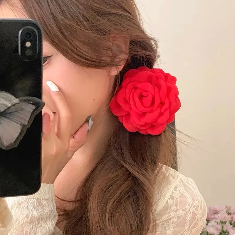 Accessoire fleur rose pour cheveux