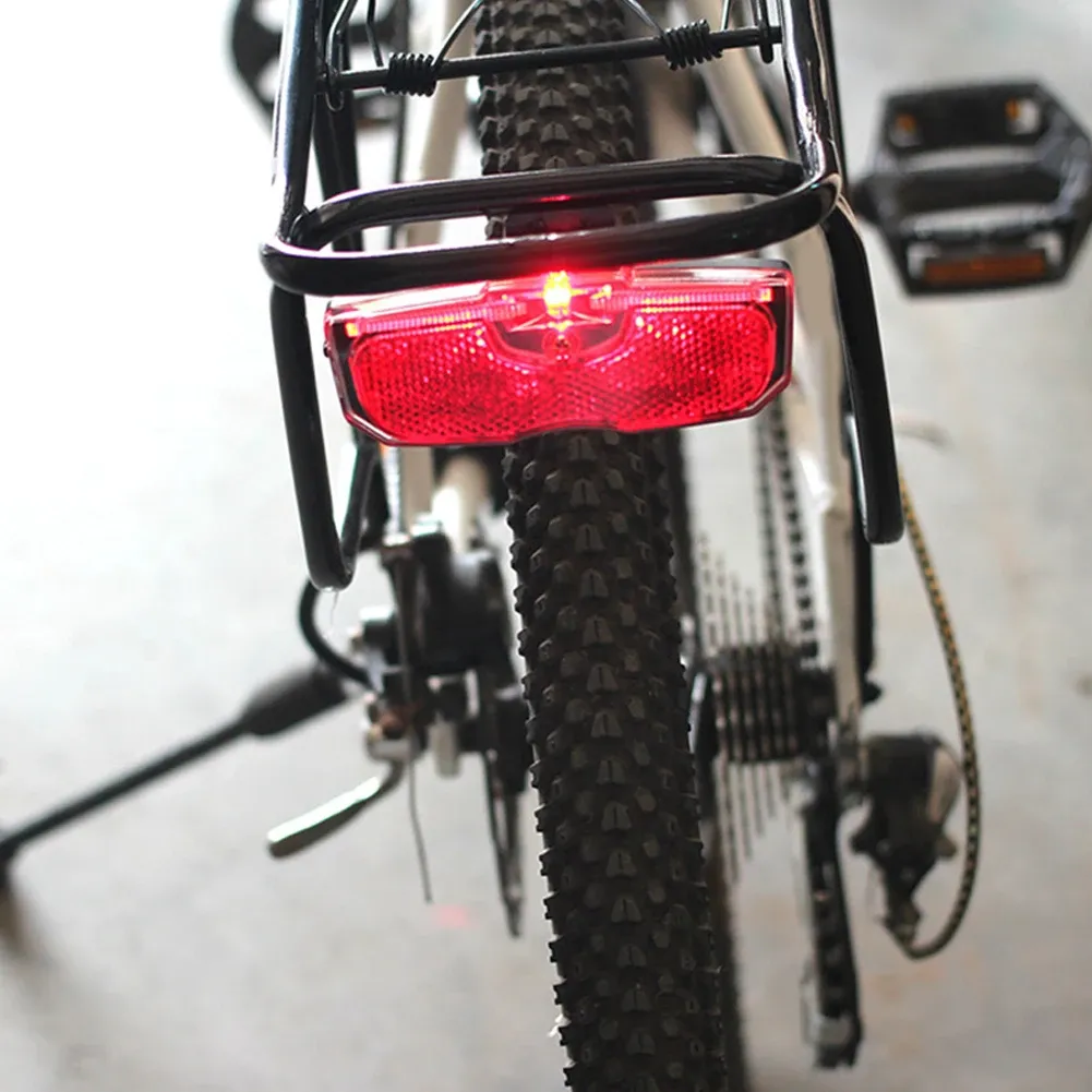 Feu arrière réfléchissant pour vélo, détail de la fixation