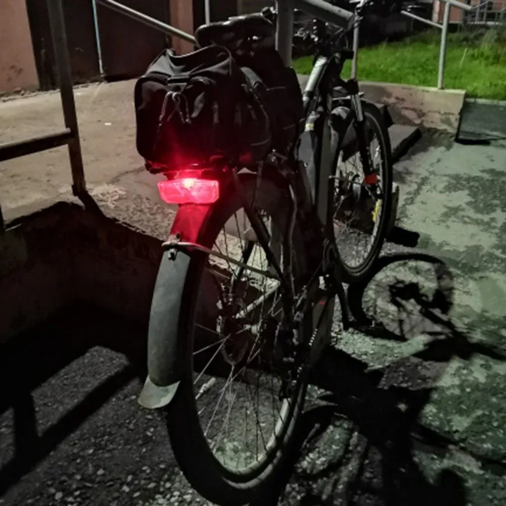 Feu arrière réfléchissant pour vélo, en conditions nocturnes