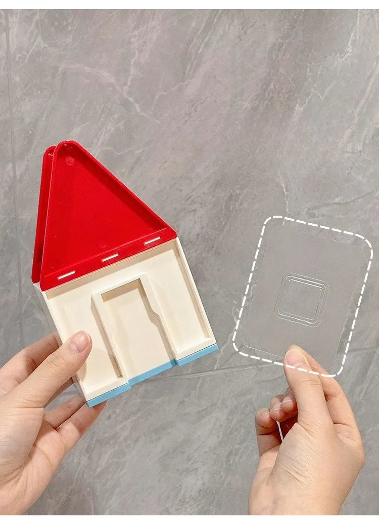Organisation de la salle de bain avec porte-brosses à dents