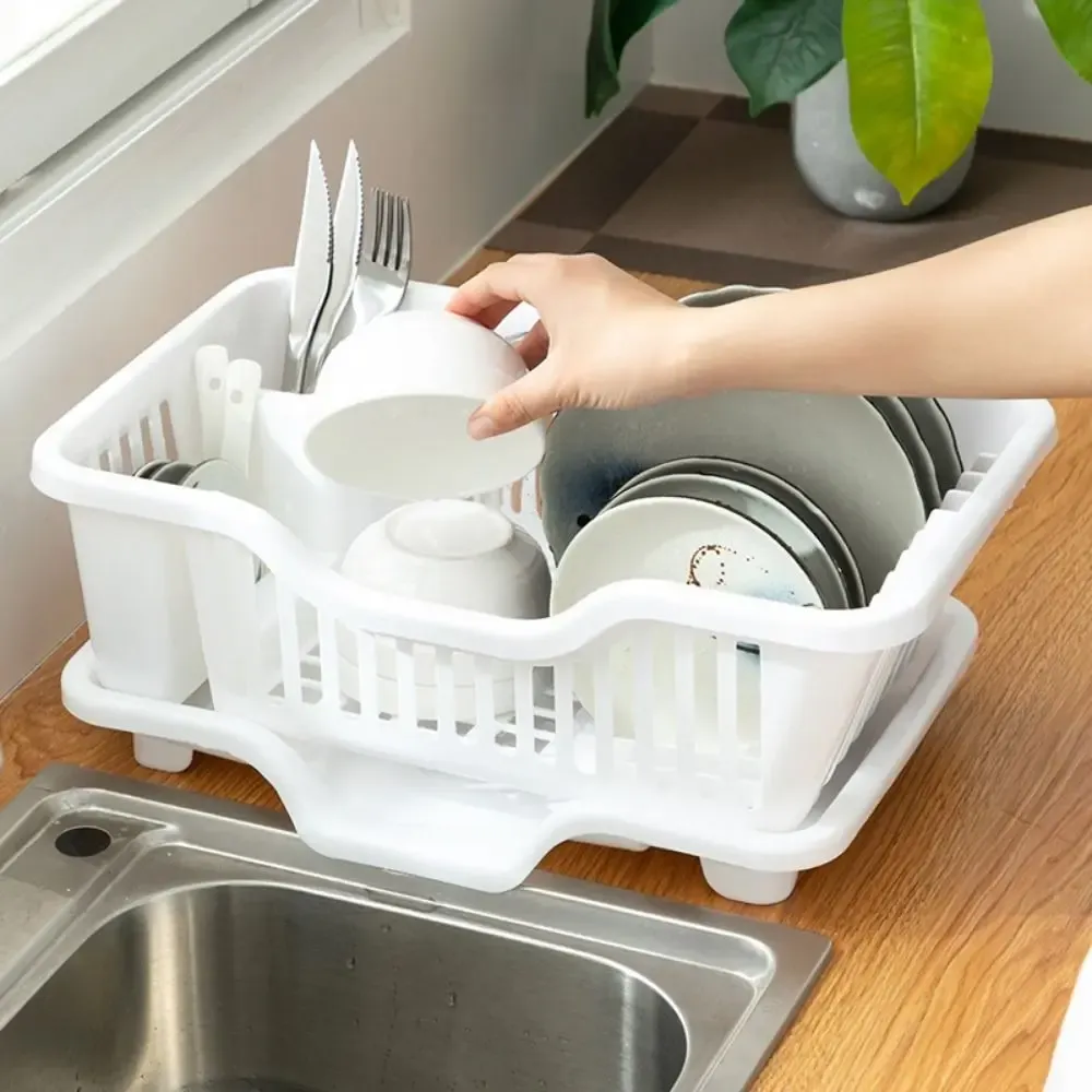 Égouttoir à vaisselle installé sur un plan de travail de cuisine