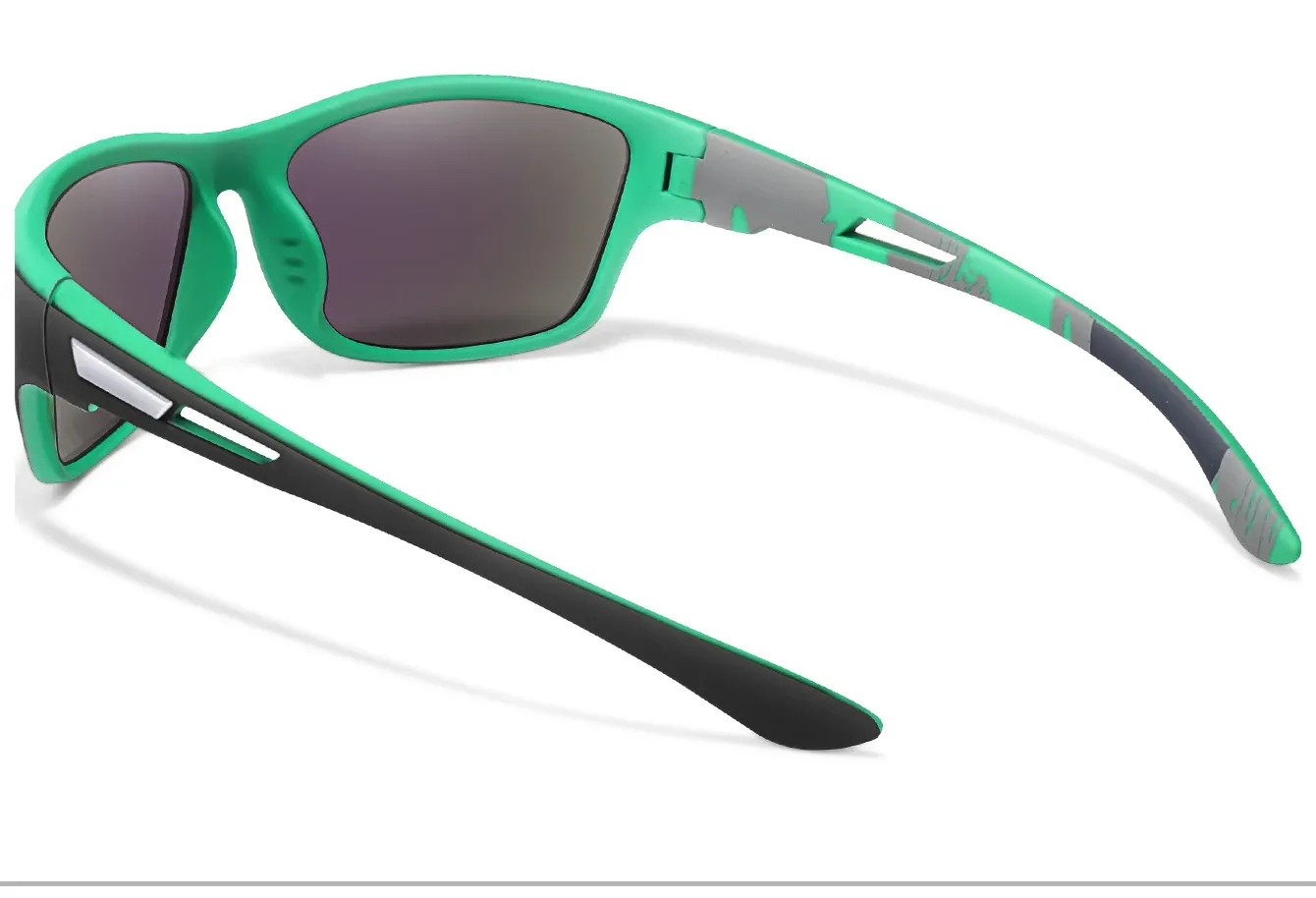 Lunettes de soleil dans un cadre naturel