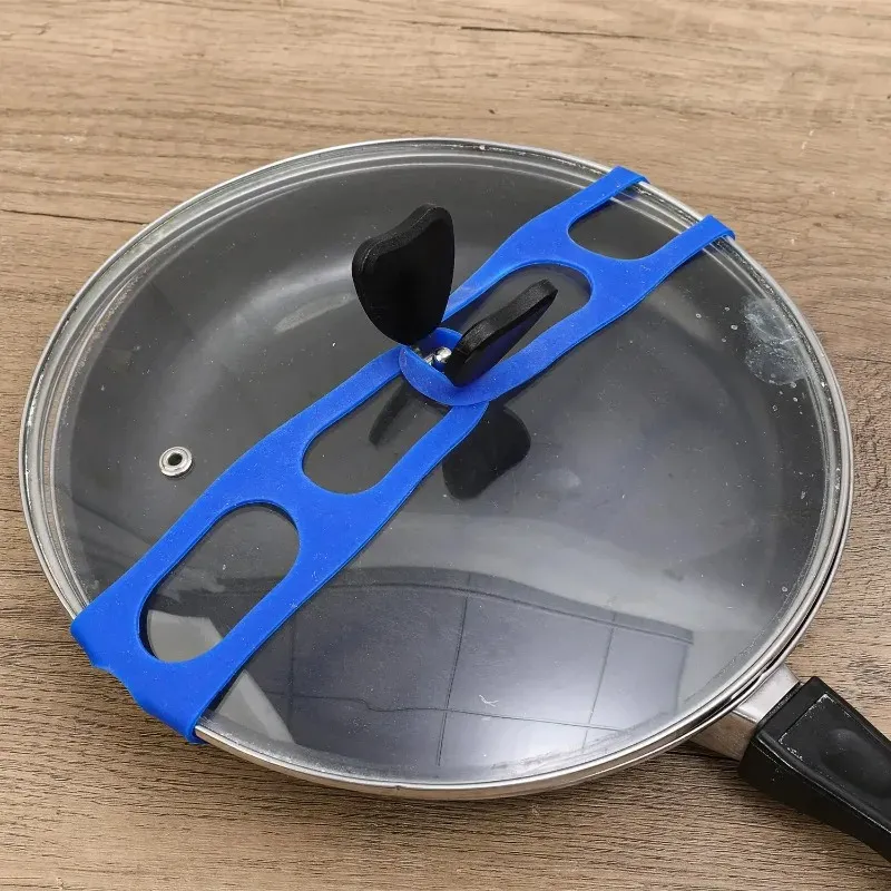 Sangle de couvercle utilisée dans une cuisine moderne